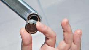 آثار زنگ زدگی در حمام